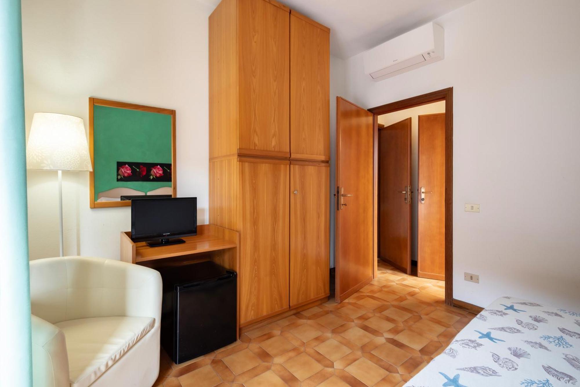 Hotel Parco Dei Pini - 100Mt Dal Mare Follonica Ngoại thất bức ảnh