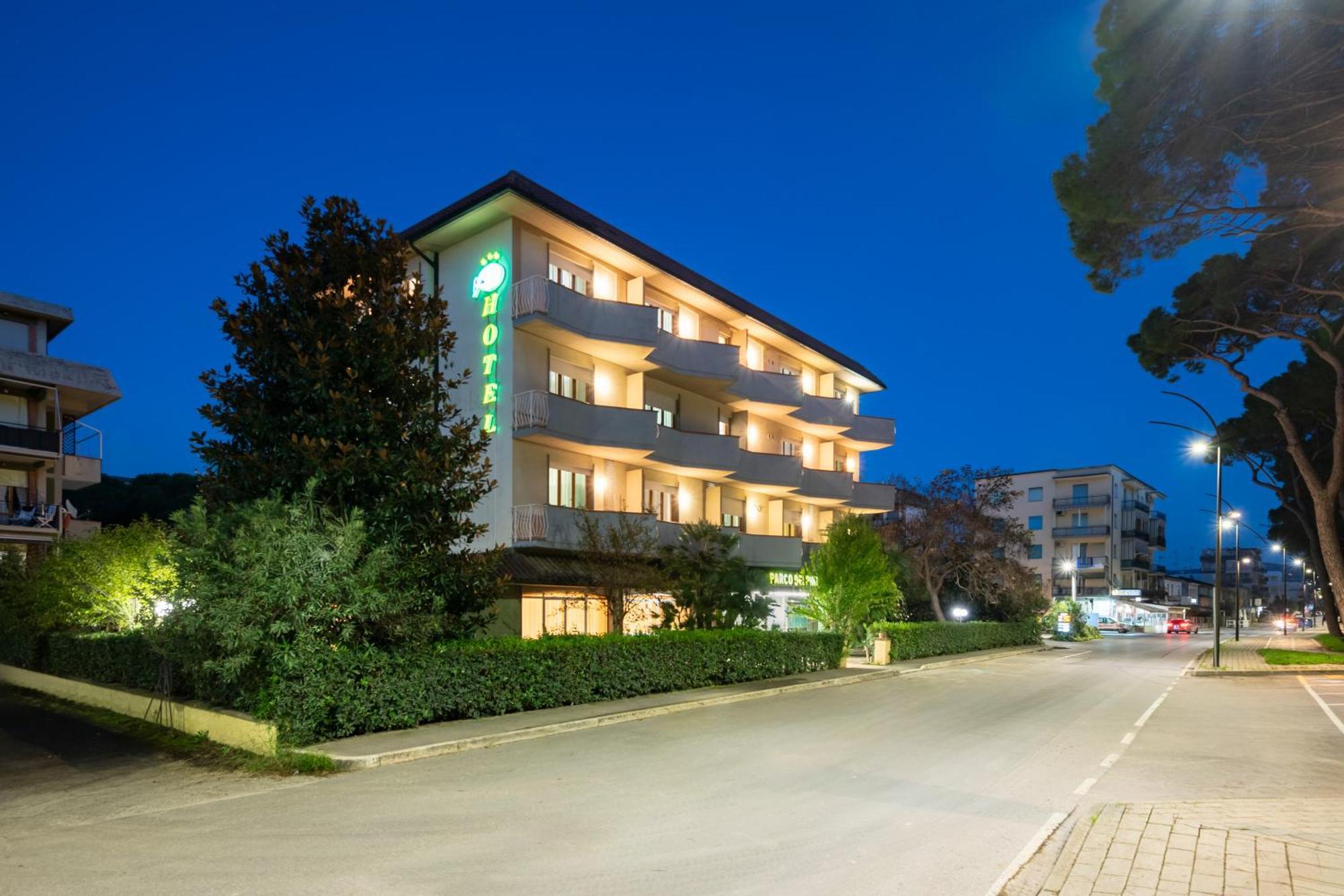 Hotel Parco Dei Pini - 100Mt Dal Mare Follonica Ngoại thất bức ảnh